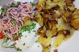 Typisch badisch: Wurstsalat mit Brägele