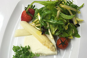 Spargel mit Salat und Erdbeeren